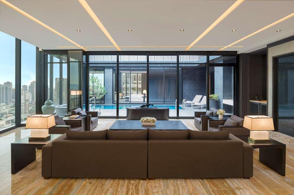 โรงแรมเดอะ หลิน ไถจง ภายนอก รูปภาพ The living room of a three-bedroom suite