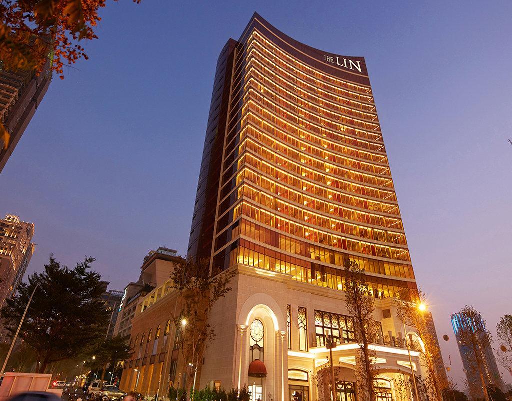 โรงแรมเดอะ หลิน ไถจง ภายนอก รูปภาพ The hotel at night