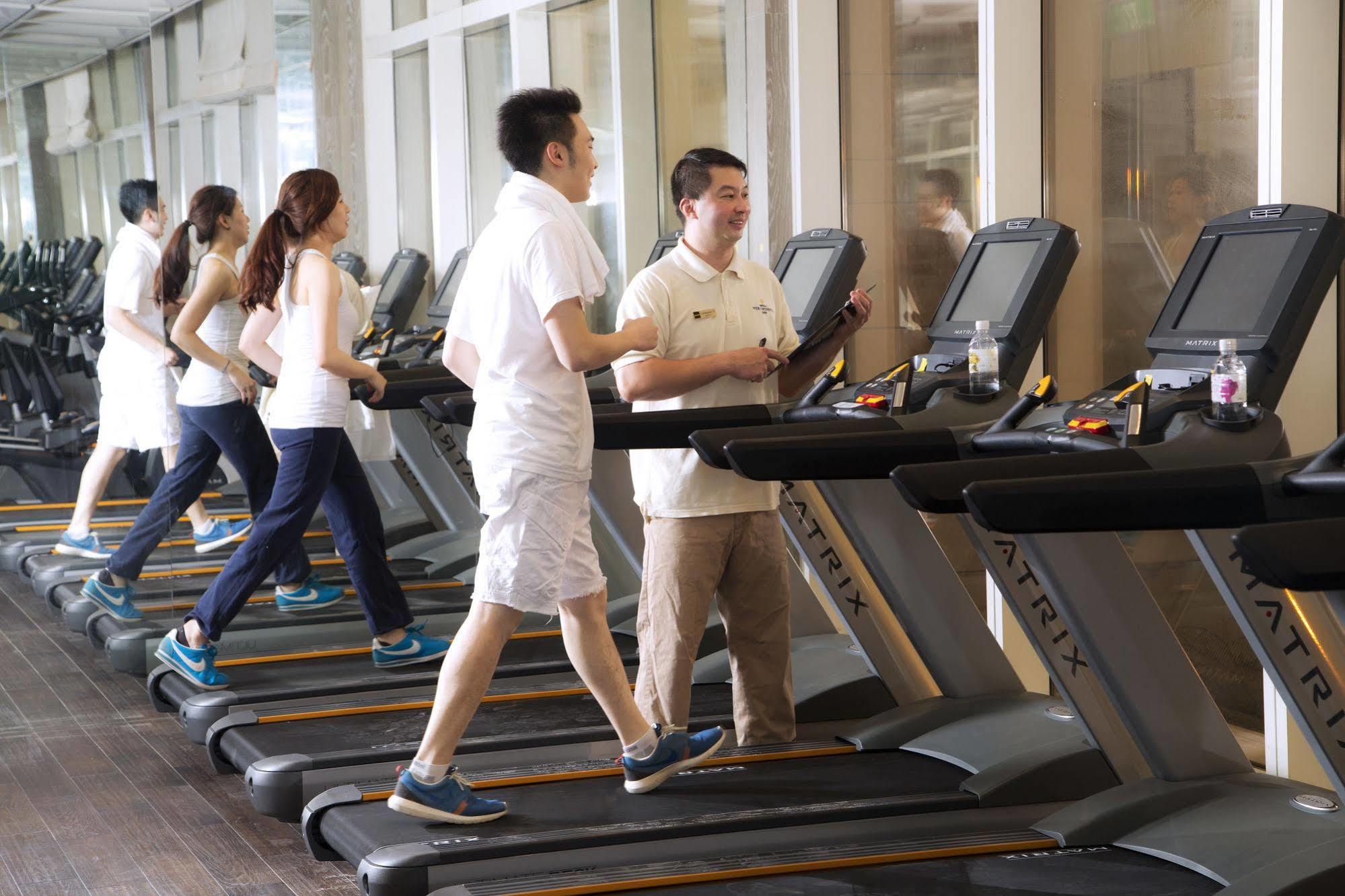 โรงแรมเดอะ หลิน ไถจง ภายนอก รูปภาพ People exercising on treadmills