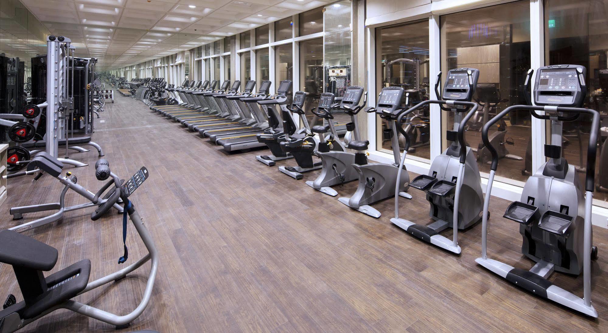 โรงแรมเดอะ หลิน ไถจง ภายนอก รูปภาพ The gym at the hotel