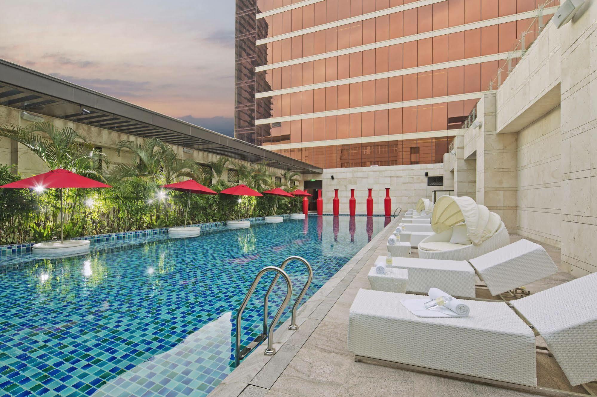 โรงแรมเดอะ หลิน ไถจง ภายนอก รูปภาพ The swimming pool at the hotel